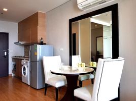 Студия Кондо в аренду в Le Luk Condominium, Phra Khanong Nuea