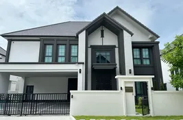 5 bedroom House for sale in Samut Prakan, Thailand