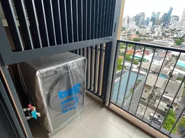 1 Schlafzimmer Appartement zu vermieten im Oka Haus, Khlong Tan