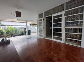 3 Schlafzimmer Villa zu vermieten in Sam Sen Nok, Huai Khwang, Sam Sen Nok