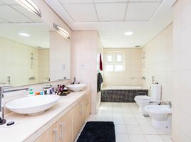 3 Bedroom Apartment for sale at Al Haseer, Shoreline Apartments, Palm Jumeirah, Dubai
