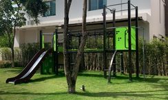 写真 3 of the Communal Garden Area at Rochalia Residence