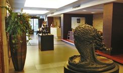 图片 2 of the Reception / Lobby Area at Raveevan Suites