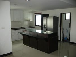 2 Schlafzimmer Appartement zu vermieten im Lake Green Condominium, Khlong Toei