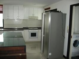 2 Schlafzimmer Wohnung zu vermieten im Lake Green Condominium, Khlong Toei