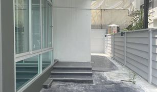 4 Bedrooms House for sale in Huai Khwang, Bangkok 