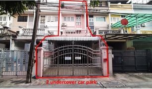 4 Bedrooms Townhouse for sale in Chomphon, Bangkok 