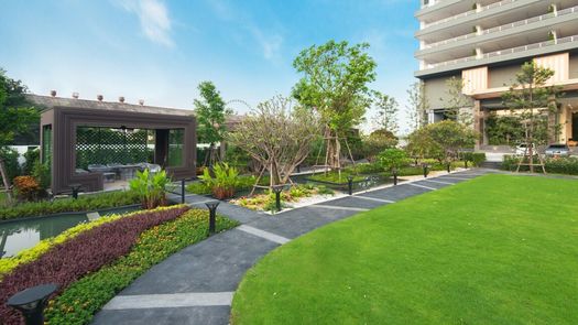 图片 1 of the Communal Garden Area at Menam Residences