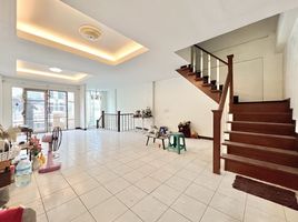 3 Bedroom Townhouse for sale at Baan Krongthong Phatthanakan, Suan Luang