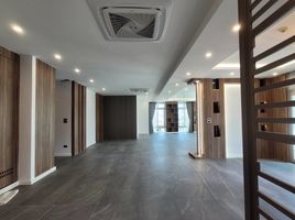 3 Bedroom Penthouse for rent at Wattana Suite, Khlong Toei Nuea