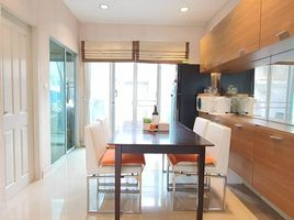 4 Schlafzimmer Reihenhaus zu verkaufen im Baan Klang Muang Urbanion Sathon-Taksin 1, Bang Kho, Chom Thong