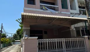 4 Bedrooms Townhouse for sale in Phra Khanong, Bangkok 