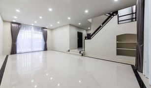 7 Bedrooms Townhouse for sale in Khlong Tan Nuea, Bangkok 