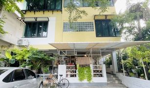 Lat Yao, ဘန်ကောက် T.R Court Apartment တွင် 3 အိပ်ခန်းများ တိုက်ခန်း ရောင်းရန်အတွက်