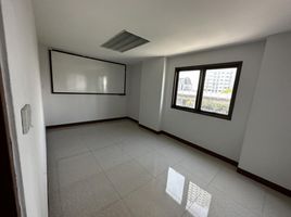 5 Bedroom Whole Building for rent in Krung Thon Buri BTS, Khlong Ton Sai, Bang Lamphu Lang