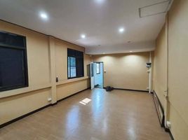 3 Bedroom Townhouse for sale in Hua Lamphong MRT, Rong Mueang, Maha Phruettharam