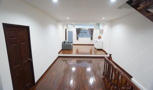 4 Bedrooms Townhouse for sale in Din Daeng, Bangkok 