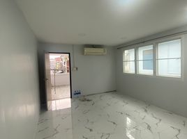 2 Bedroom Shophouse for sale in Wat Mangkon Kamalawat, Pom Prap, Pom Prap