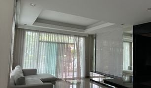 Дом, 5 спальни на продажу в Dokmai, Бангкок Casa Premium Wongwaen - Onnut