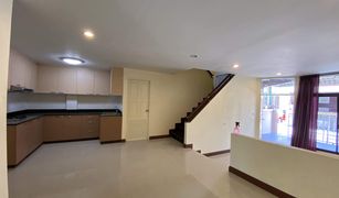 4 Bedrooms Townhouse for sale in Phra Khanong, Bangkok 