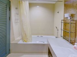 2 Schlafzimmer Appartement zu vermieten im Lake Green Condominium, Khlong Toei