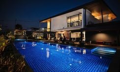 写真 2 of the Communal Pool at Rochalia Residence