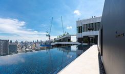 Photo 3 of the Communal Pool at Life Asoke Rama 9