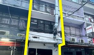 Таунхаус, 3 спальни на продажу в Phra Khanong Nuea, Бангкок 