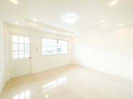 4 Bedroom Townhouse for sale in Crystal Design Center (CDC), Khlong Chan, Khlong Chaokhun Sing