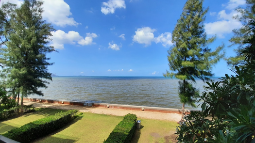 Фото 1 of the Communal Garden Area at Sandbox Beachfront Villa