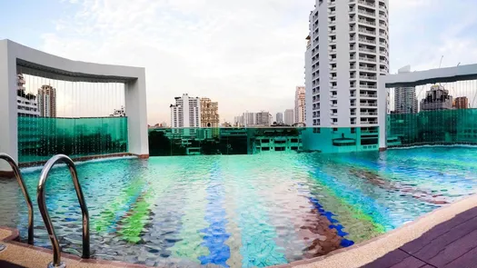 Фото 1 of the Communal Pool at Beverly 33