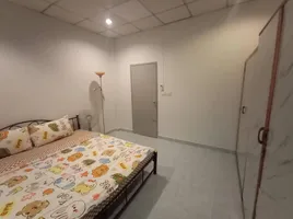 2 Schlafzimmer Reihenhaus zu vermieten im Baan Maneekram-Jomthong Thani, Wichit