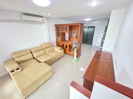 3 Schlafzimmer Reihenhaus zu vermieten im Premium Time Home Wongwaen - Onnut, Dokmai