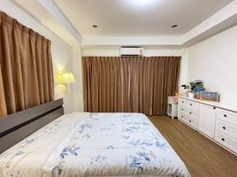 4 Schlafzimmer Reihenhaus zu vermieten in Huai Khwang, Bangkok, Sam Sen Nok, Huai Khwang
