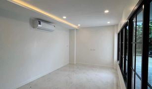 2 Bedrooms Townhouse for sale in Suthep, Chiang Mai Baan Nimman