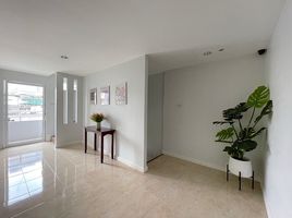Studio Apartment for rent at 39 Place Apartment, Bang Lamphu Lang