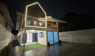 4 Bedrooms House for sale in Khlong Chan, Bangkok 