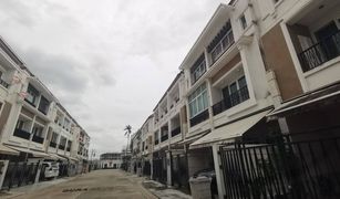 Дом, 3 спальни на продажу в Chong Nonsi, Бангкок Baan Klang Krung Rama 3