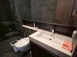 2 спален Кондо в аренду в The Esse at Singha Complex, Bang Kapi
