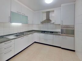 2 Schlafzimmer Appartement zu vermieten im Charoenjai Place, Khlong Tan Nuea