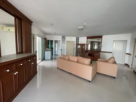 3 Bedroom Apartment for rent at P.W.T Mansion, Khlong Toei, Khlong Toei
