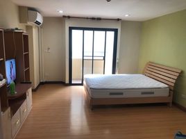 Studio Apartment for rent at Silom Terrace, Si Lom