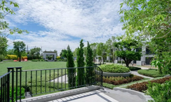 Фото 3 of the Communal Garden Area at Setthasiri Wongwaen - Chatuchot