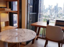 1 Schlafzimmer Appartement zu verkaufen im Oka Haus, Khlong Tan