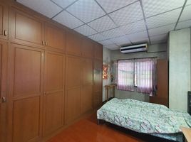 5 Bedroom Townhouse for sale at Rung Charoen Village Wachiratham Sathit 21, Bang Chak, Phra Khanong