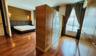 Lat Yao, ဘန်ကောက် Baan Klang Muang Monte-Carlo တွင် 3 အိပ်ခန်းများ တိုက်တန်း ရောင်းရန်အတွက်