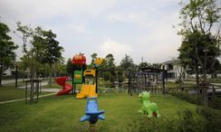 Photo 2 of the Communal Garden Area at Ploenchit Collina