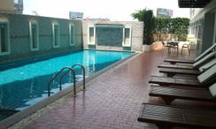 Фото 3 of the Communal Pool at Chewathai Ratchaprarop