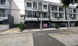 3 Bedrooms Townhouse for sale in Suan Yai, Nonthaburi Baan Klang Muang Ratchada-Wongsawang