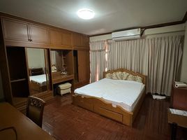 4 Schlafzimmer Reihenhaus zu vermieten in Ratchadaphisek MRT, Din Daeng, Chomphon
